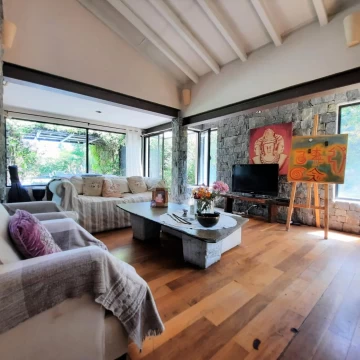 Casa en Venta de 4 Dormitorios con Pileta en La Lomada