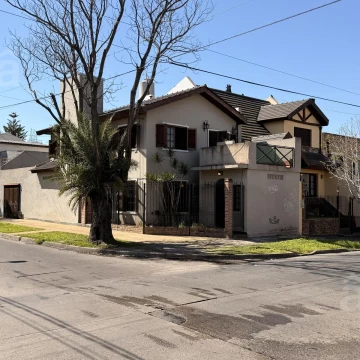 Casa en Venta en Villa Ballester - 4 dormitorios - Lote propio