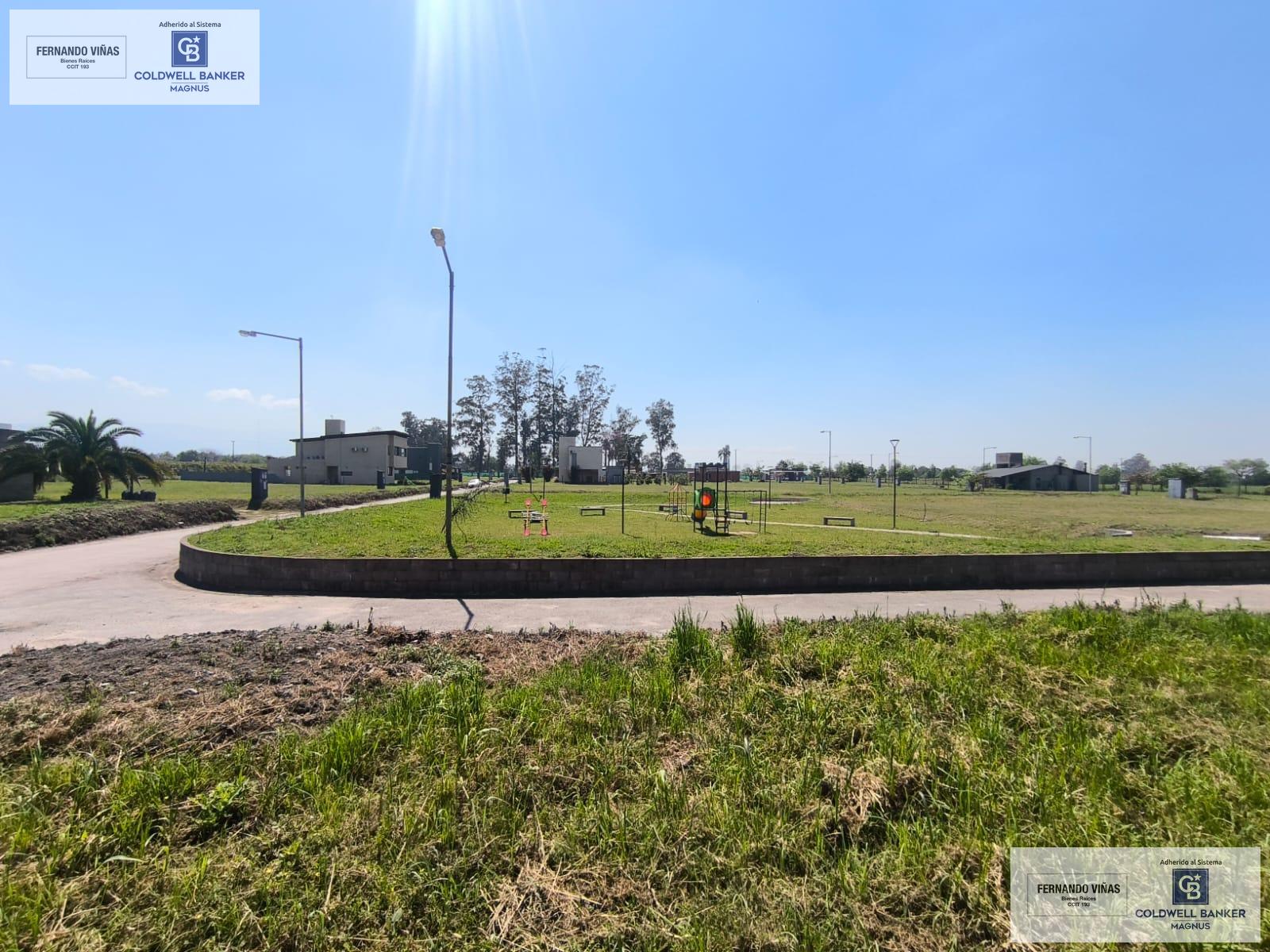 vista del costado del terreno hacia la plaza