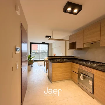 Semipiso 1 dormitorio de categoría con balcón al frente y patio en zona río