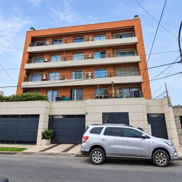 Depto 2 ambientes con balcón, cochera y amenities
