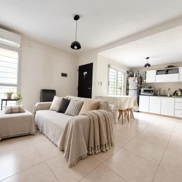 DÚPLEX 3 AMBIENTES EN LUIS GUILLÓN | COMO NUEVO, MUY LUMINOSO Y CON COCHERA