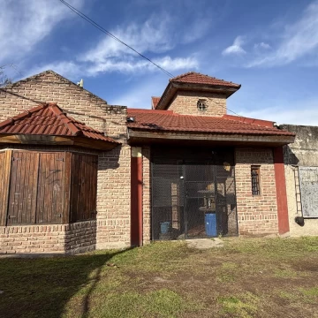 Venta Casa 4 Ambientes con Jardin y Pileta en Isidro Casanova