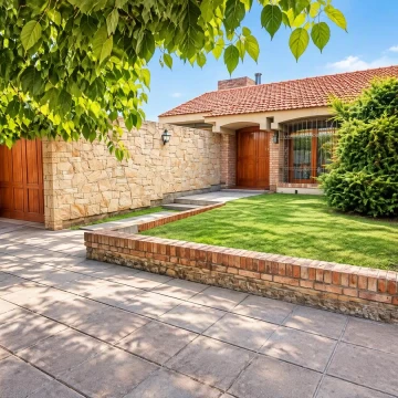 Importante Chalet de Categoría con Piscina y Suites sobre Avenida Principal