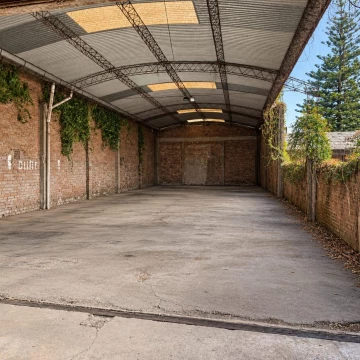 Gran Galpón con deposito y local al frente 535 m2 a 4 cuadras de la estación de Villa Bosch