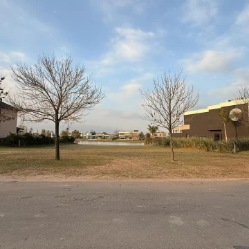 Lote de 1.013,80 m² con fondo a laguna en Terravista