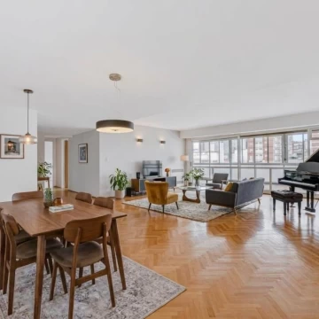 Departamento a la venta de gran tamaño con balcón aterrazado y parrilla
