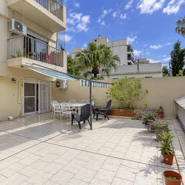 Departamento de tres ambientes con patio en venta en Flores