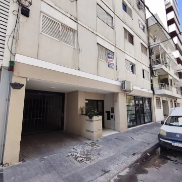 Departamento en alquiler de un dormitorio con balcón al frente en Rosario Centro