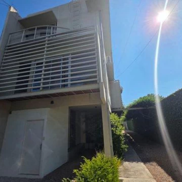 VENTA PH TRIPLEX. 2 AMBIENTES. COCHERA Y QUINCHO. VICENTE LOPEZ