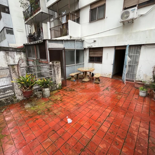 Venta departamento 3 ambientes con terraza propia en Caballito, a reciclar