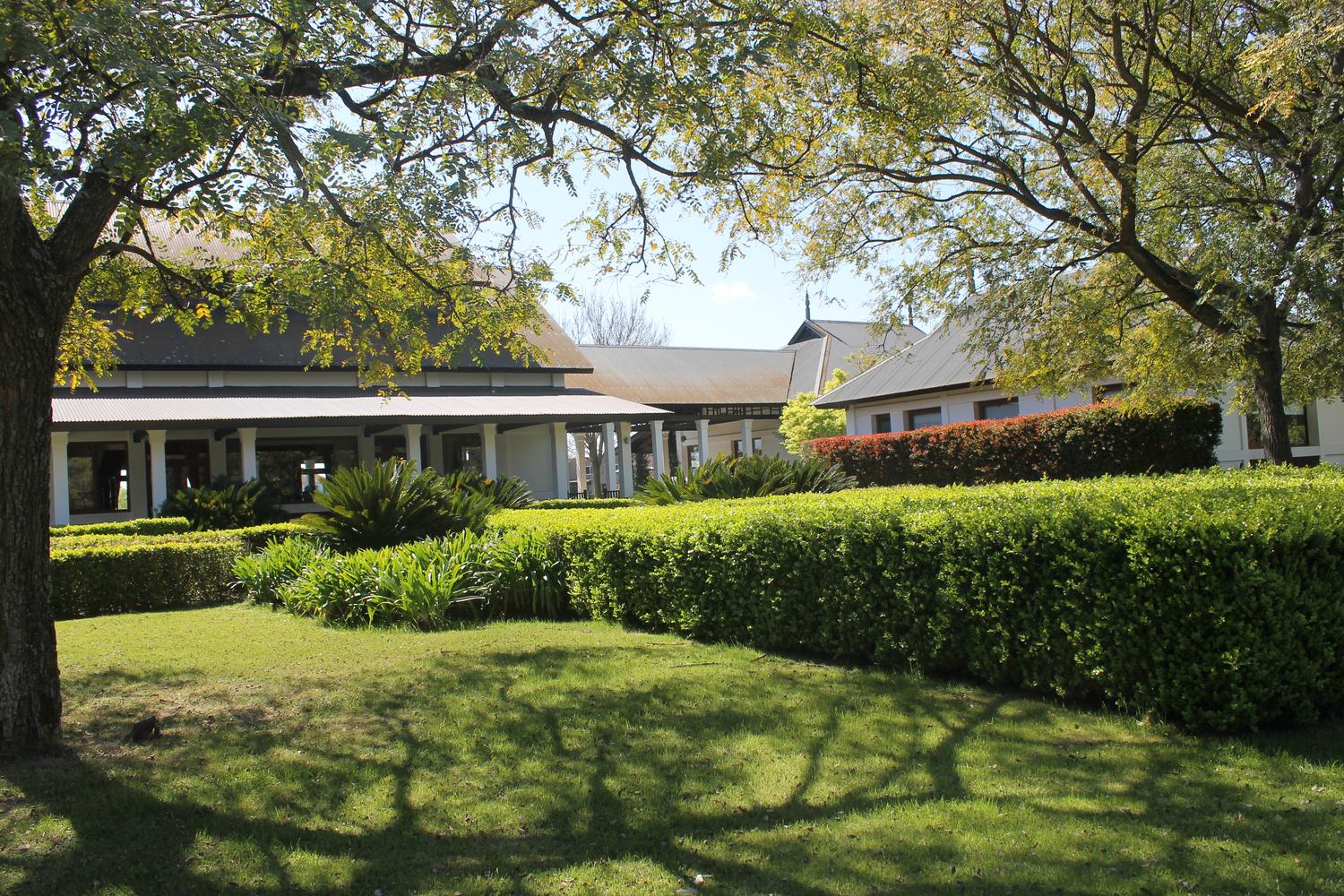 Ingreso al Club House de Albanueva