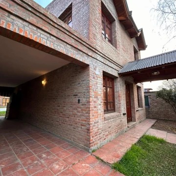 Casa en  Alquiler en Funes. 