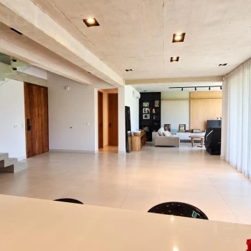 Casa de Diseño con Jardin y pileta