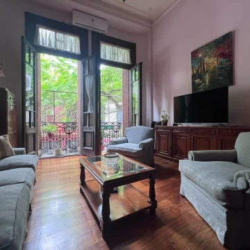 Departamento estilo ph en venta. 3 o 4 ambientes. Gran patio. Doble balcon. Tres baños. Montserrat.
