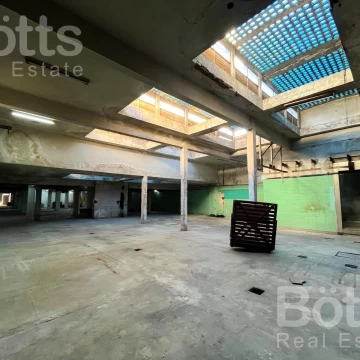 Gran depósito con entrada de autos, en el límite de Boedo, Parque Patricios y Nueva Pompeya
