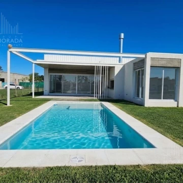 VENTA CASA SANTA SOFIA PILAR CON PILETA