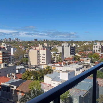 Exclusivo departamento de tres ambientes con cuatro cocheras fijas en zona Guemes