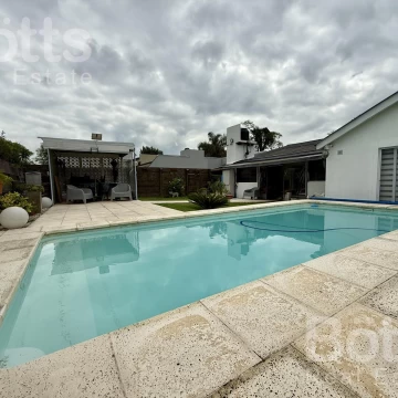 Venta casa con pileta en Jardines de Escobar