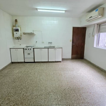 Alquiler Mendoza 3700 departamento un dormitorio escalera