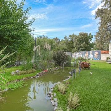 Venta Casa 4 ambientes - parque, pileta, cancha de futbol en Parque Leloir