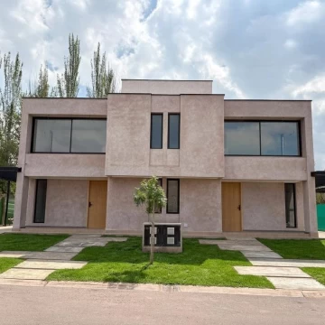 Duplex de 3 dormitorios en Barrio Privado Estancia Bulnes 