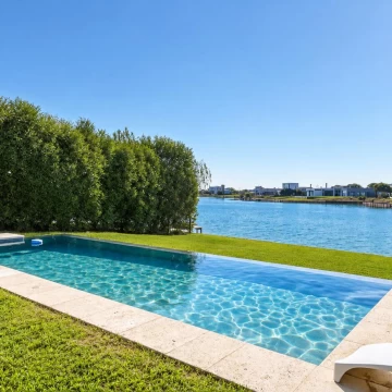 CASA 5 AMBIENTES VENTA SAN SEBASTIAN A LA LAGUNA  CON PISCINA