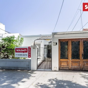 Casa en venta con depósito / taller