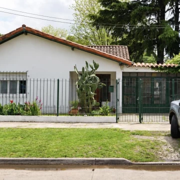 Venta. Casa 675 m2, con amplio fondo de 50metros, arbolado y piscina . Longchamps