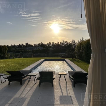 Casa en alquiler anuall de 7 ambientes con pileta y vista al lago en La Comarca, Tigre