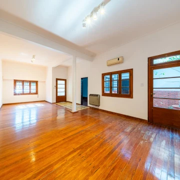 Casa al frente con cochera, patio y terraza
