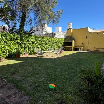 Casa 3 Dorm y gran patio en Barrio Pueyrredón