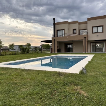 Casa en alquiler anual de 5 ambientes a estrenar con pileta en Haras Santa María, Escobar