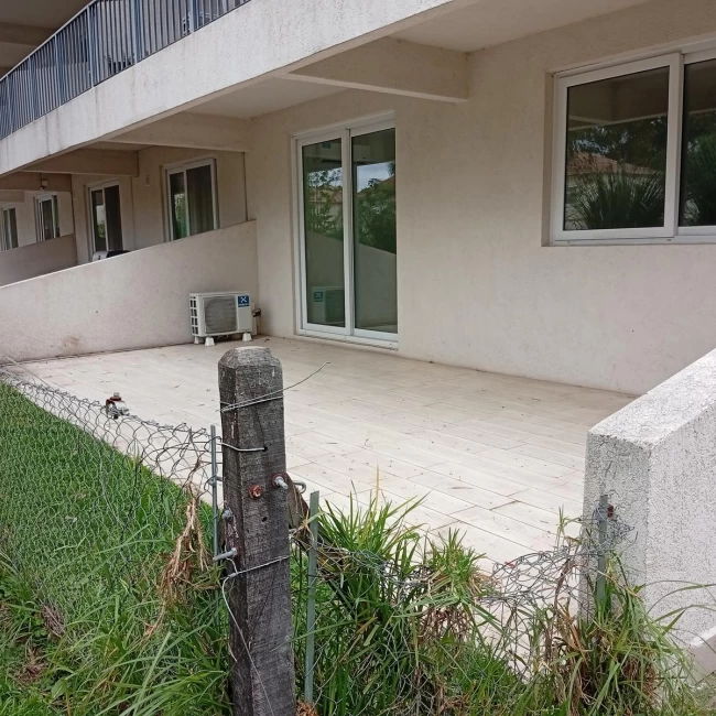 Impecable Departamento de 3 ambientes, planta baja,con galeria y parque en Saravi Village