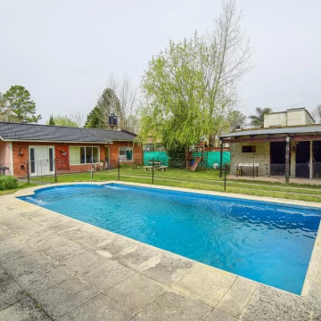 Casa en La CelVenta de Casa 4 ambientes Barrio Parque La Celia, Tristán Suárez, desarrollada sobre un terreno de 759 m² y con 316 m² cubiertos.ia