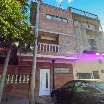 Excelente oportunidad de inversión en bloque sobre lote propio en esquina de 200 m². Ideal para renta múltiple o futuro proyecto de subdivisión. Actualmente consta de 6 rentas potenciales.