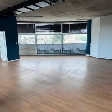 Oficina Corporativa de 106 m² en Paseo Champagnat, Pilar | Frente y Excelente Luminosidad | 2 Salas de Reuniones e Imagen de Jerarquía
