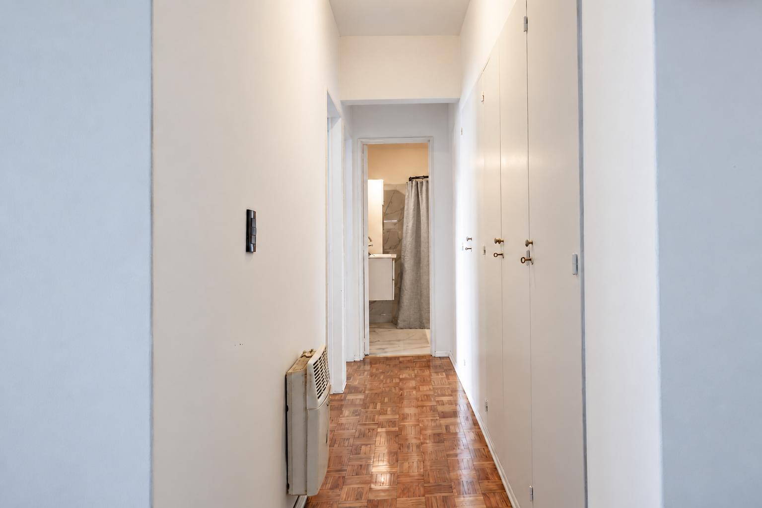 pasilllo con placard a cuartos y baño