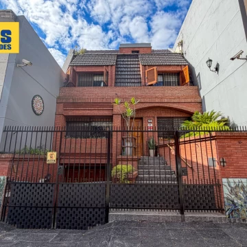 Excelente casa en venta. 5 ambientes. Patio, terraza c/parrilla y garage. Barracas.