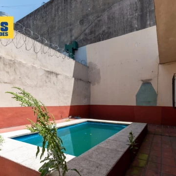 Venta. Casa sobre lote propio. Piscina y terraza. 5 dormitorios.