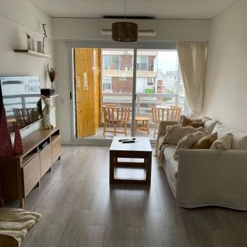 Alquiler. 3 ambientes c/cochera . Av Montes de Oca.