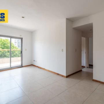 Departamento en venta. 3 ambientes. Espacio guardacoches cubierto. Balcón corrido.