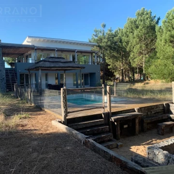 Venta. Casa 4 dormitorios 1 master. Piscina al Golf. Costa Esmeralda, Pinamar