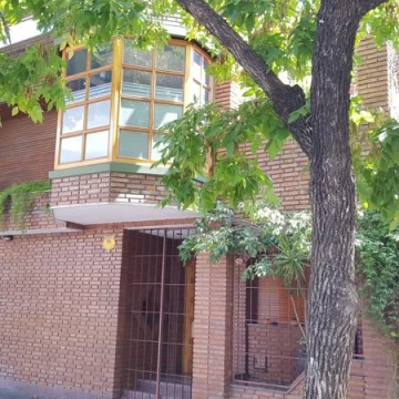 Venta   casa   4 dormitorios   Amplio Jardín Rosario