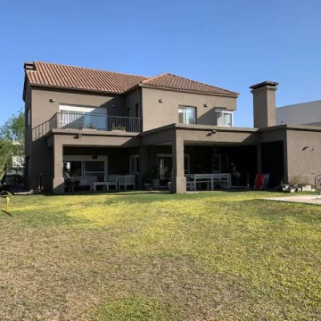 Venta  Casa de 4 dormitorios en Rosario - Golf Country Club con Pileta