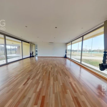 Casa - 2 dormitorios- terreno de 822 m2- City Bell - LAS CAROLINAS
