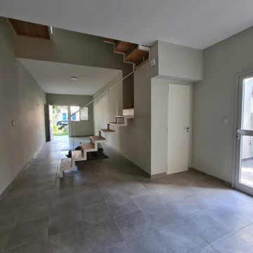 Venta Casa 2 Dorm.   Frente a Estrenar.  2 baños. Patio. Financiación Rosario