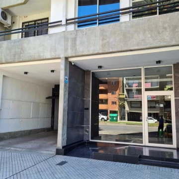 Av. Francia y Cordoba - Cochera cubierta