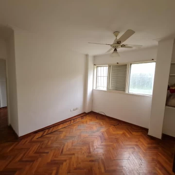 Departamento PB. Cocina separada. Amplio. Edificio con Jardín.