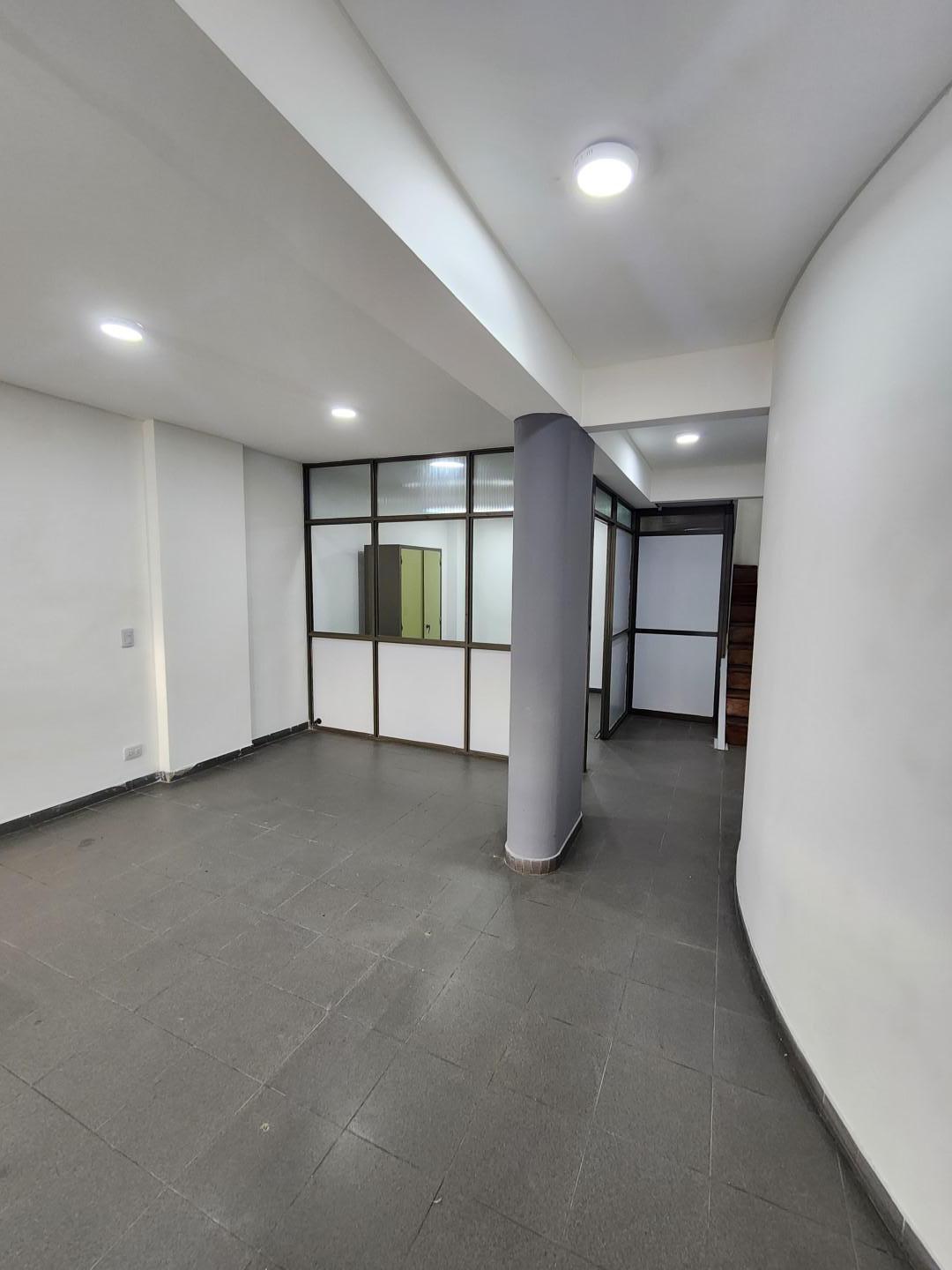 Alquiler San Lorenzo y Sgto. Cabral. Local doble altura. Impecable